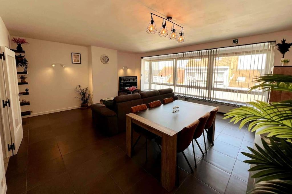 Bright, Spacious Nearby Apartamento