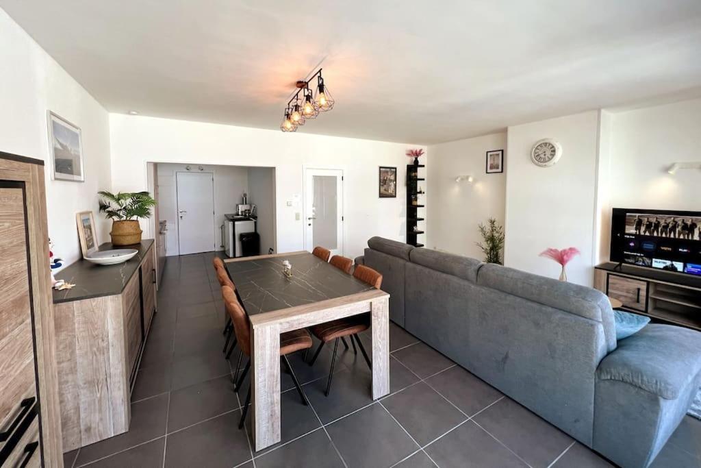 Bright, Spacious Nearby Ostende